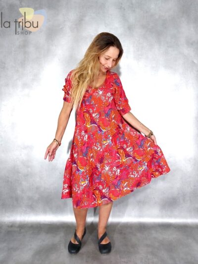 Robe féminine à manches couleur rouge